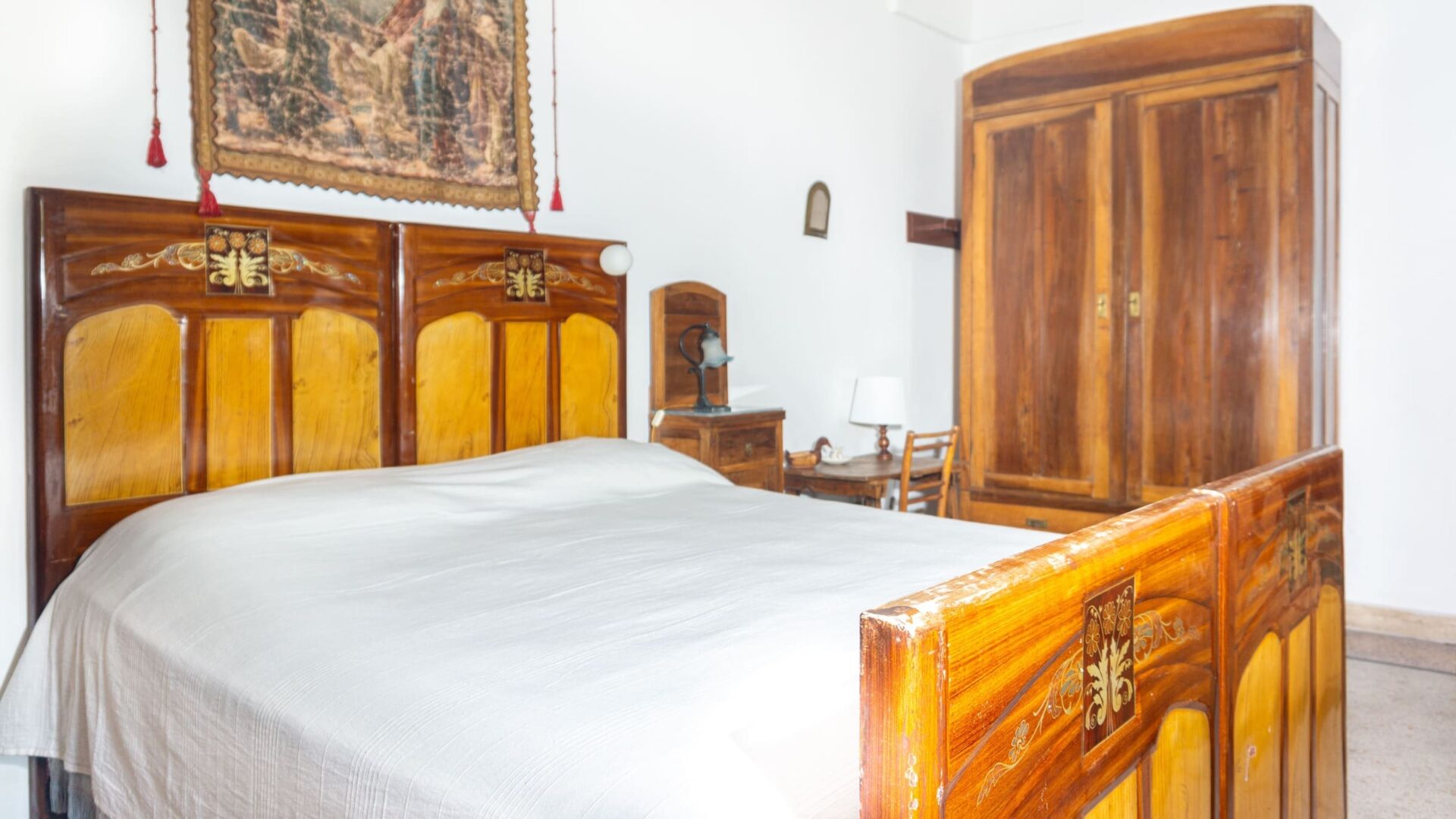 Il letto, intarsiato, figlio degli artigiani del Salento