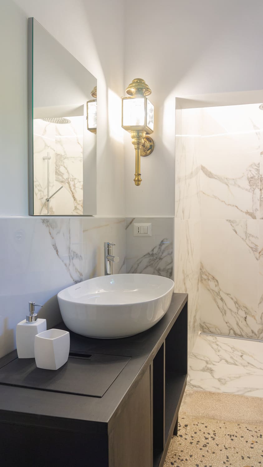 Il lavabo del bagno della Stanza Verde di Villa Ines, in Salento