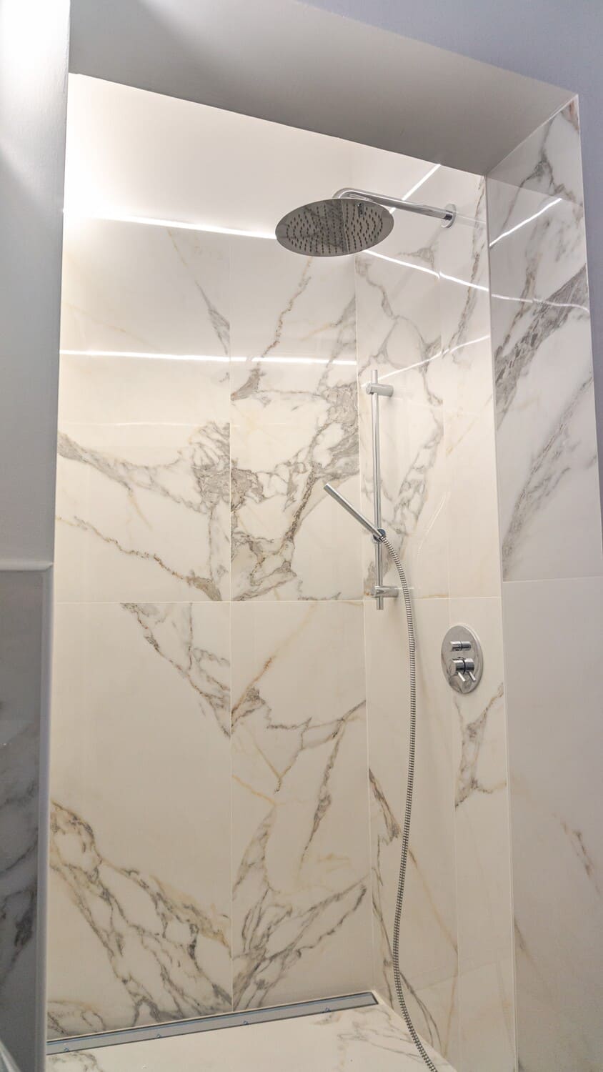 Il dettaglio della doccia del bagno della Stanza Verde. Villa Ines, Salento, 2025